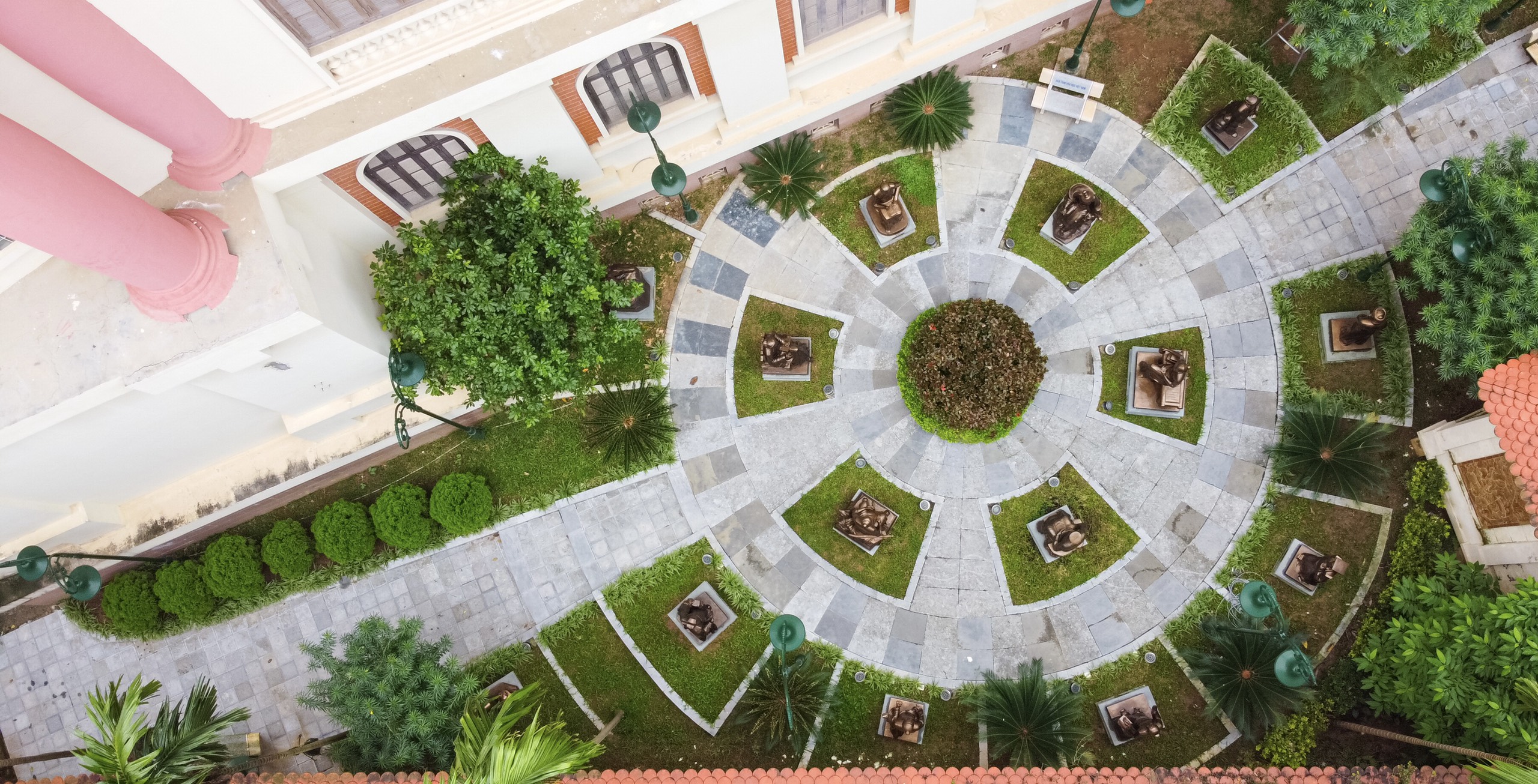 Slide Bảo tàng văn học 2