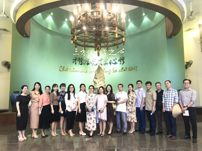 Đảng viên chi bộ Văn phòng Cổng thông tin điện tử Chính phủ chụp ảnh lưu niệm tạI Bảo tàng Văn học Việt Nam