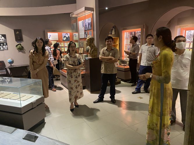 Đảng viên chi bộ Văn phòng Cổng thông tin điện tử Chính phủ thăm quan Bảo tàng Văn học Việt Nam